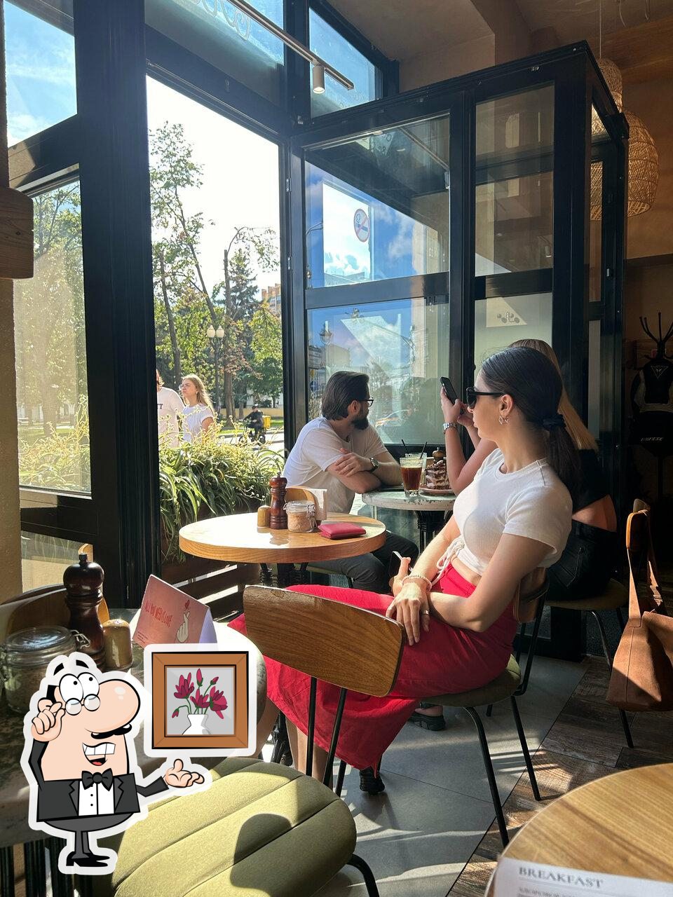 Забронируйте столик в "Breakfast Cafe".