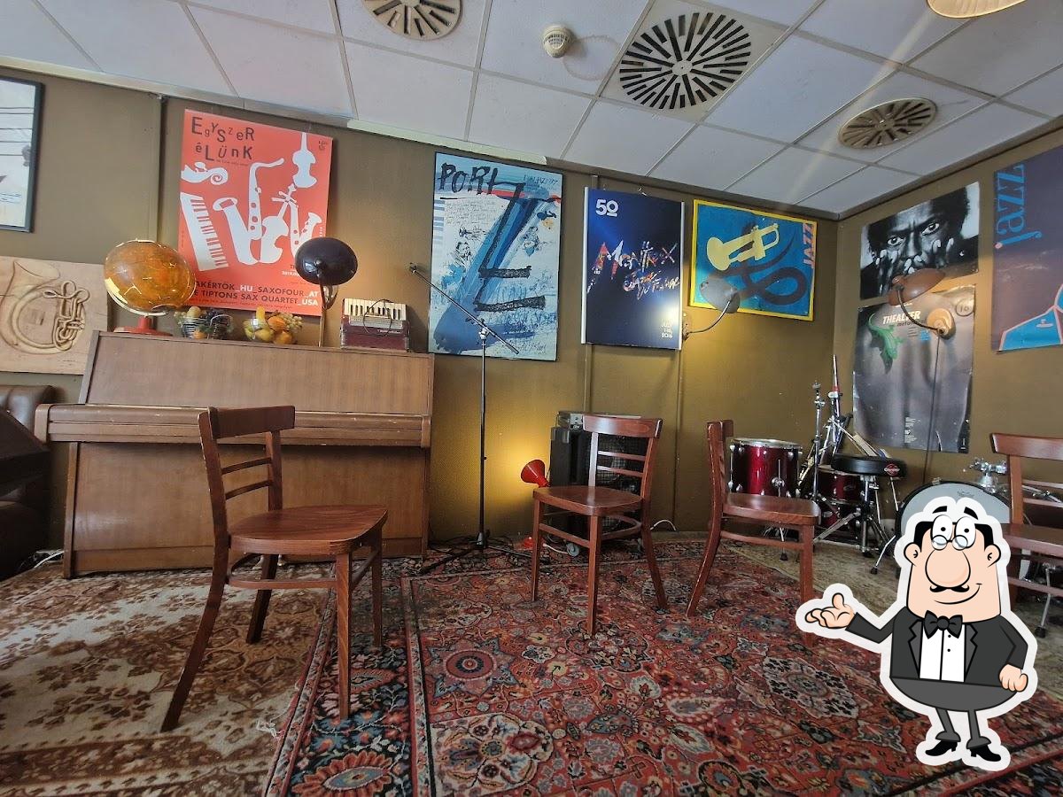 Забронируйте столик в "Café Jedermann".