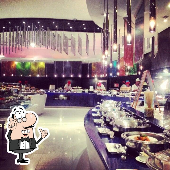 Посмотрите на внутренний интерьер "The Terrace@72 Buffet Ramada".