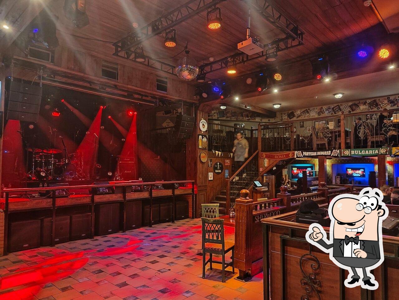 Посмотрите на внутренний интерьер "Sherwood pub".
