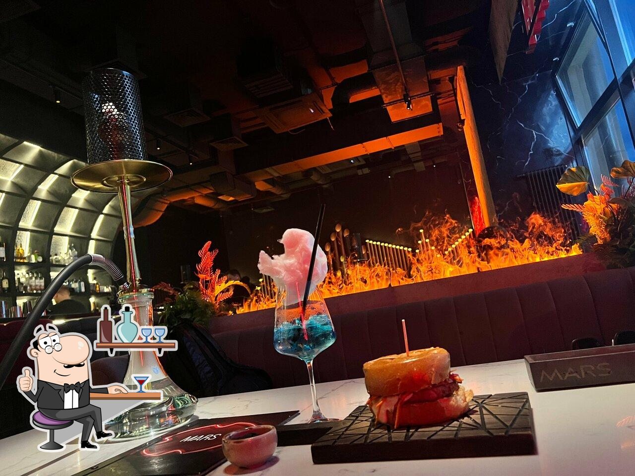 Посмотрите на внутренний интерьер "HookahPlace Mars".