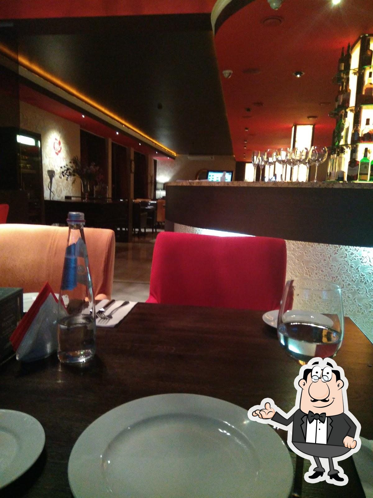 Посмотрите на внутренний интерьер "La Rosa Rossa".