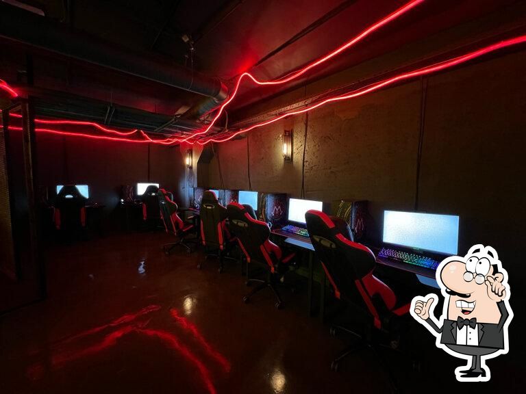 Забронируйте столик в "Rizz Cyber & Lounge".