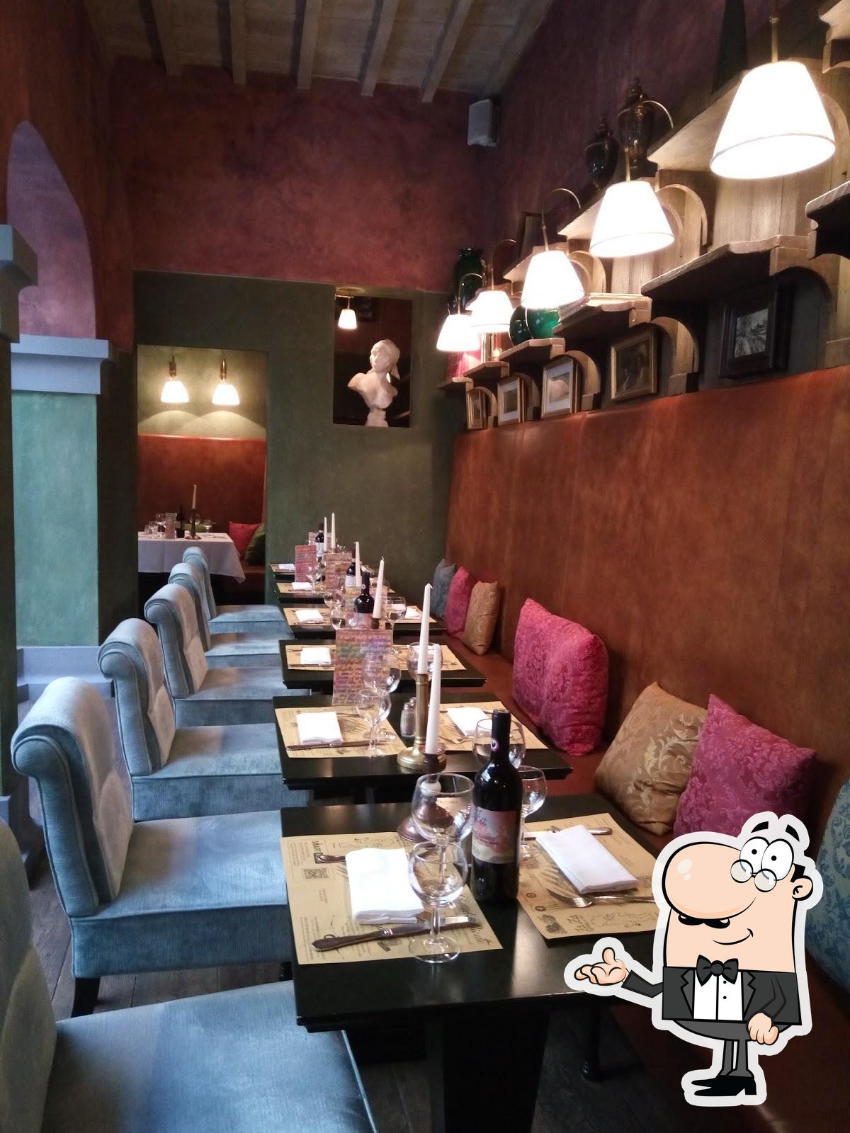 Посмотрите на внутренний интерьер "Trattoria Zà Zà".