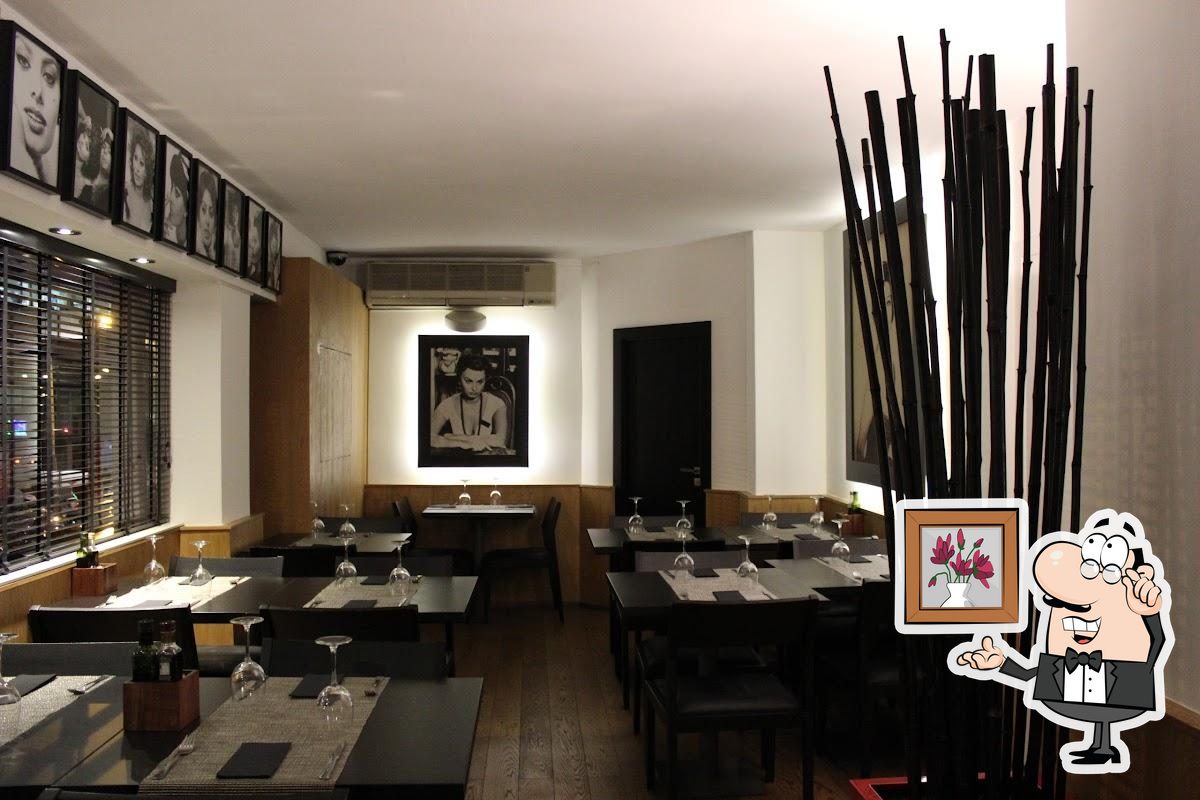 Посмотрите на внутренний интерьер "Gusto Restaurant".