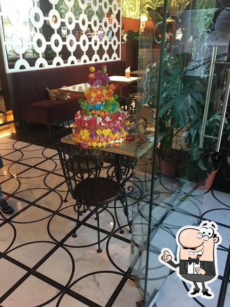 Посмотрите на внутренний интерьер "Jakov La Patisserie".