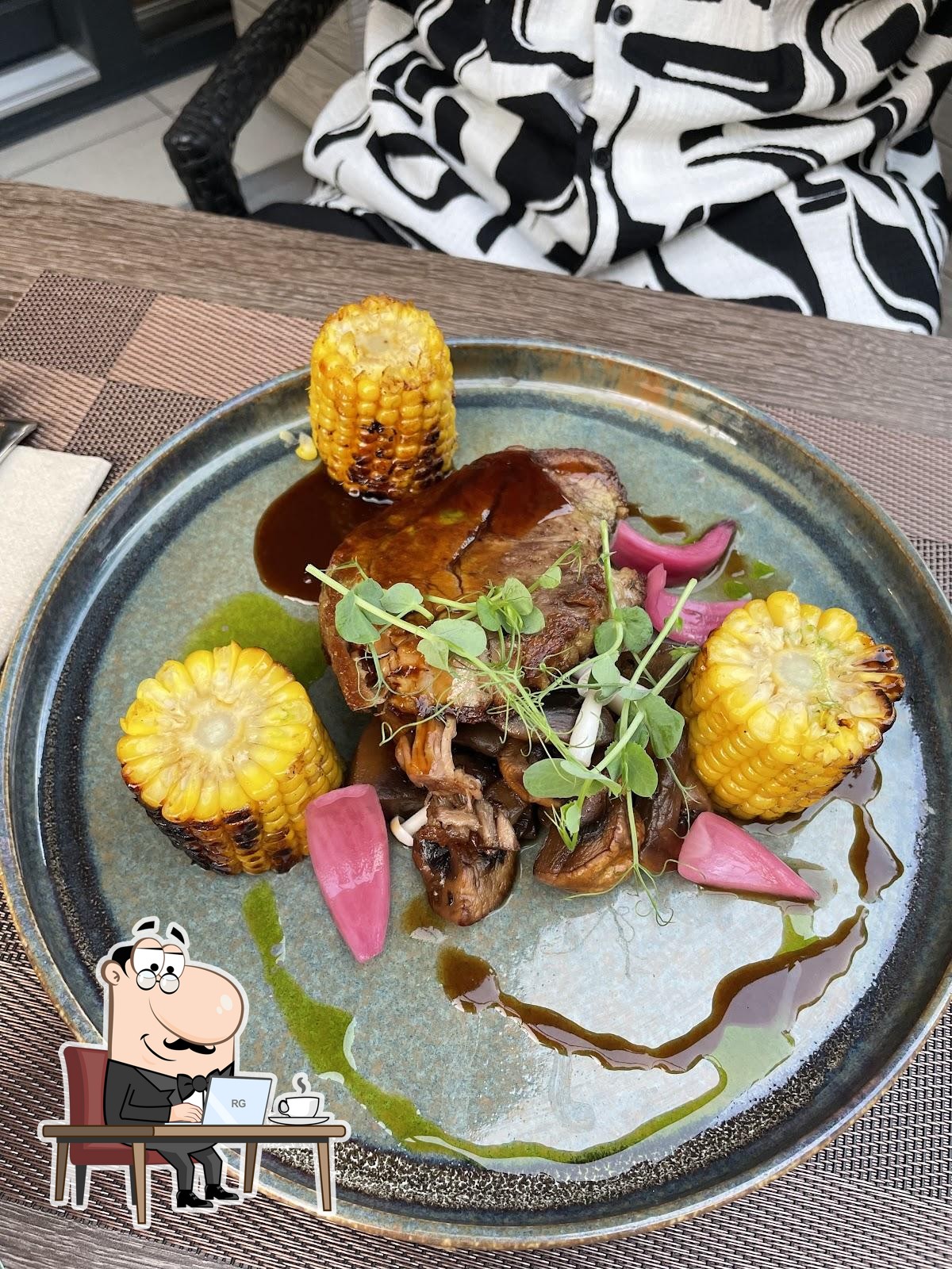 Забронируйте столик в "Liget Royal Restaurant".
