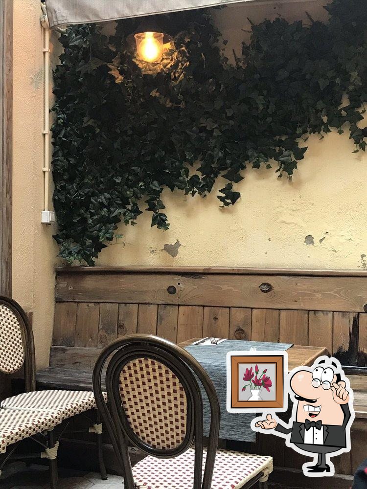 Забронируйте столик в "Güell Tapas Restaurant".