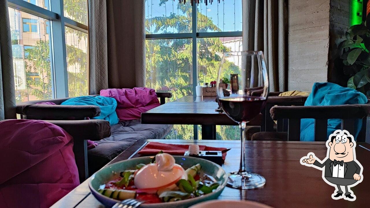 Посмотрите на внутренний интерьер "Plovlounge".