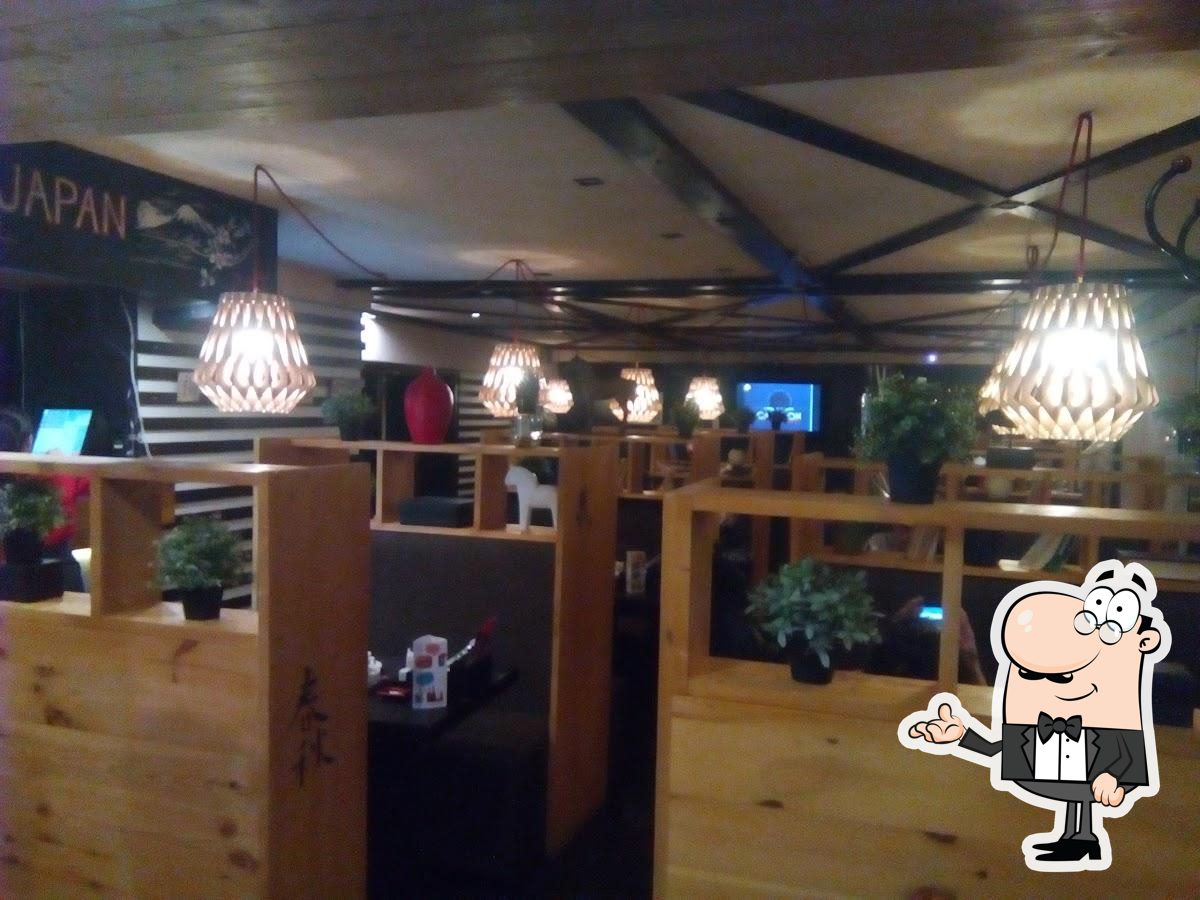 Посмотрите на внутренний интерьер "Sushi bar".