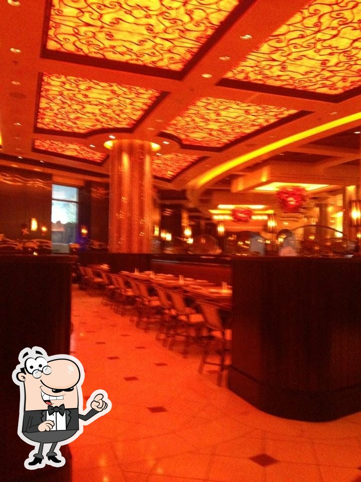 Посмотрите на внутренний интерьер "The Cheesecake Factory".