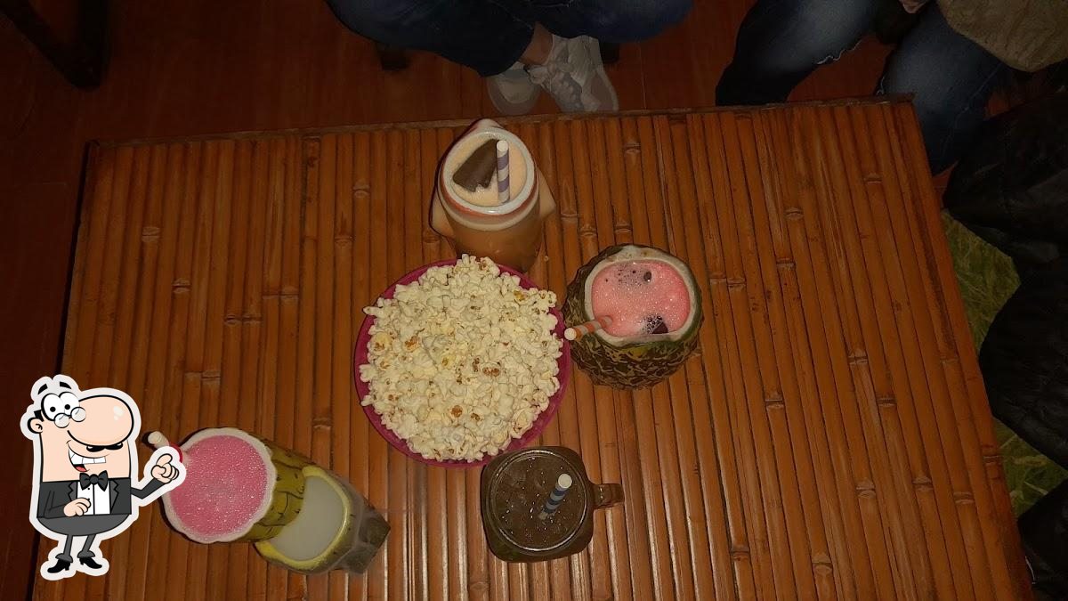 Посмотрите на внутренний интерьер "Aloha, Tiki Bar, Coctelería Hawaiana".