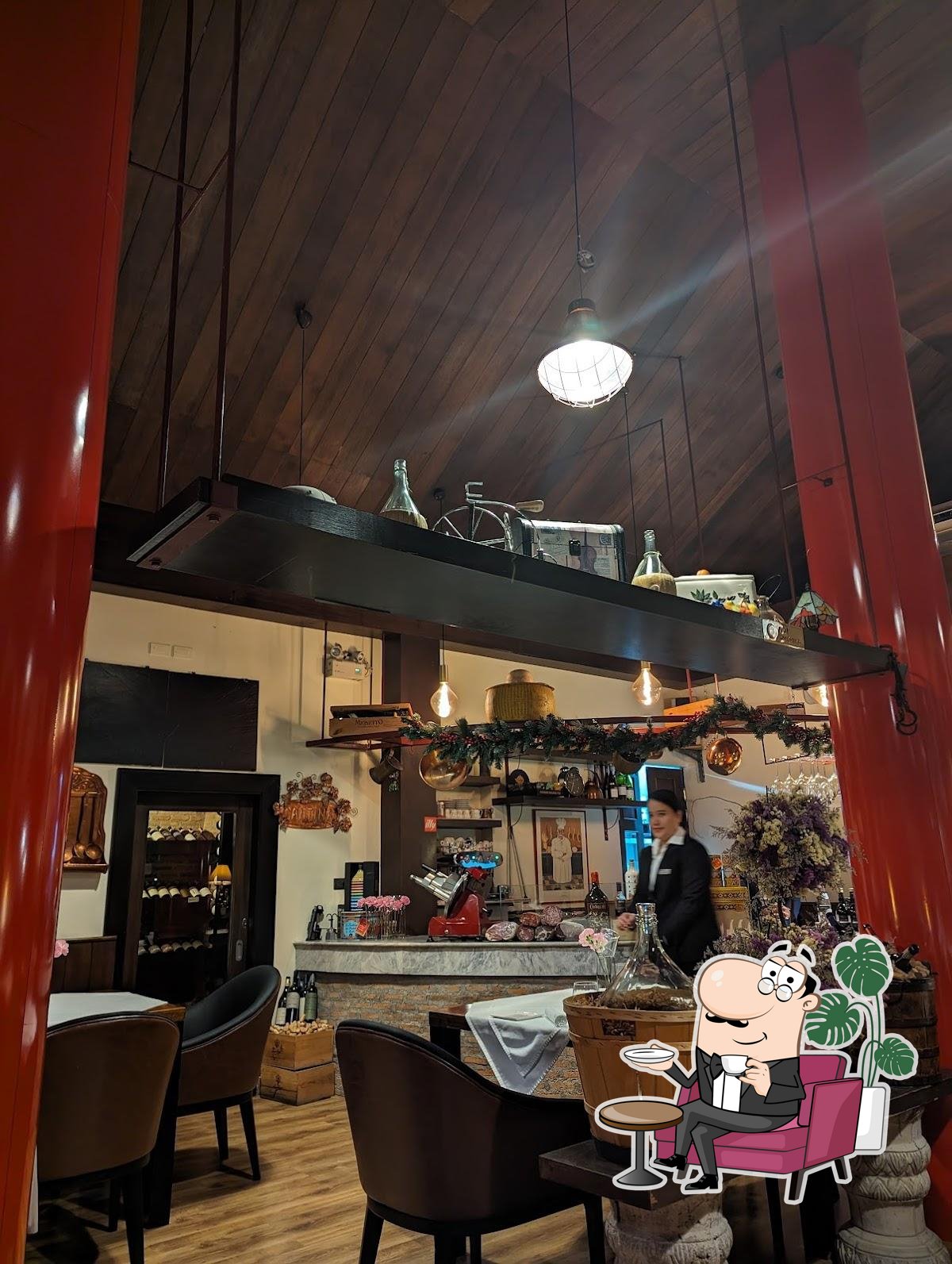 Посмотрите на внутренний интерьер "Enoteca Bangkok".