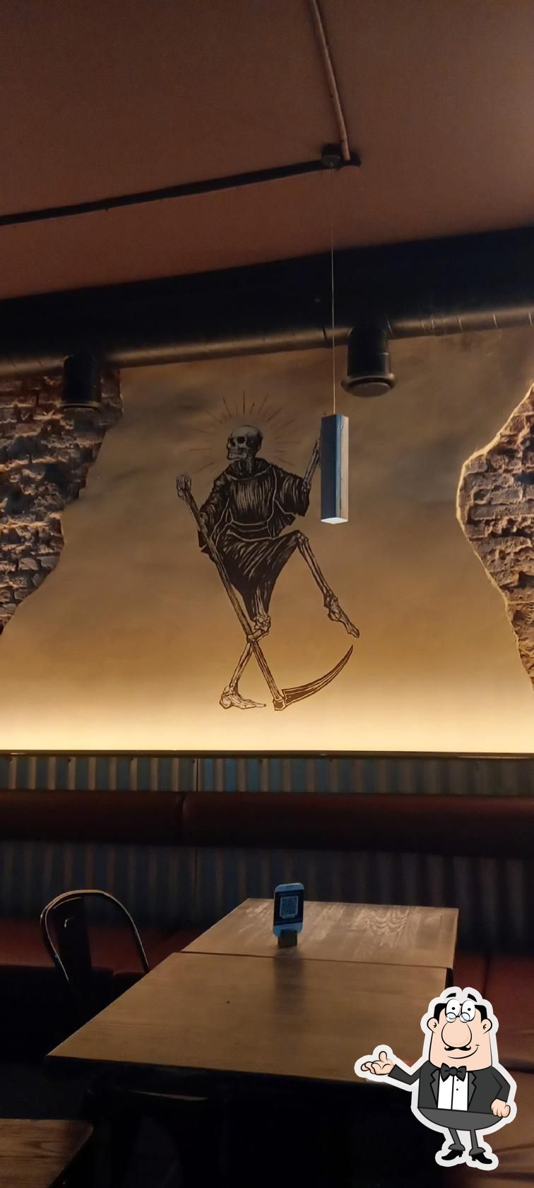 Посмотрите на внутренний интерьер "Bloody Mary Bar & Grill".