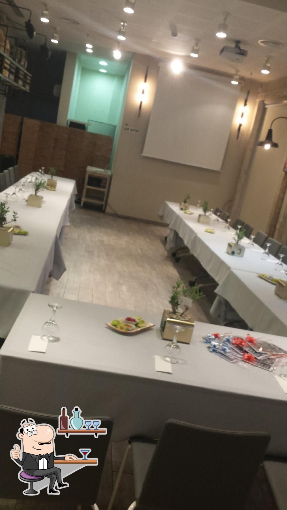 Забронируйте столик в "Shades Cafe".