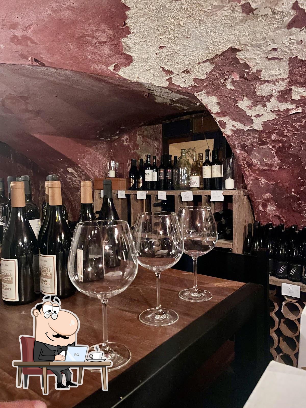 Посмотрите на внутренний интерьер "Špajza Restaurant".