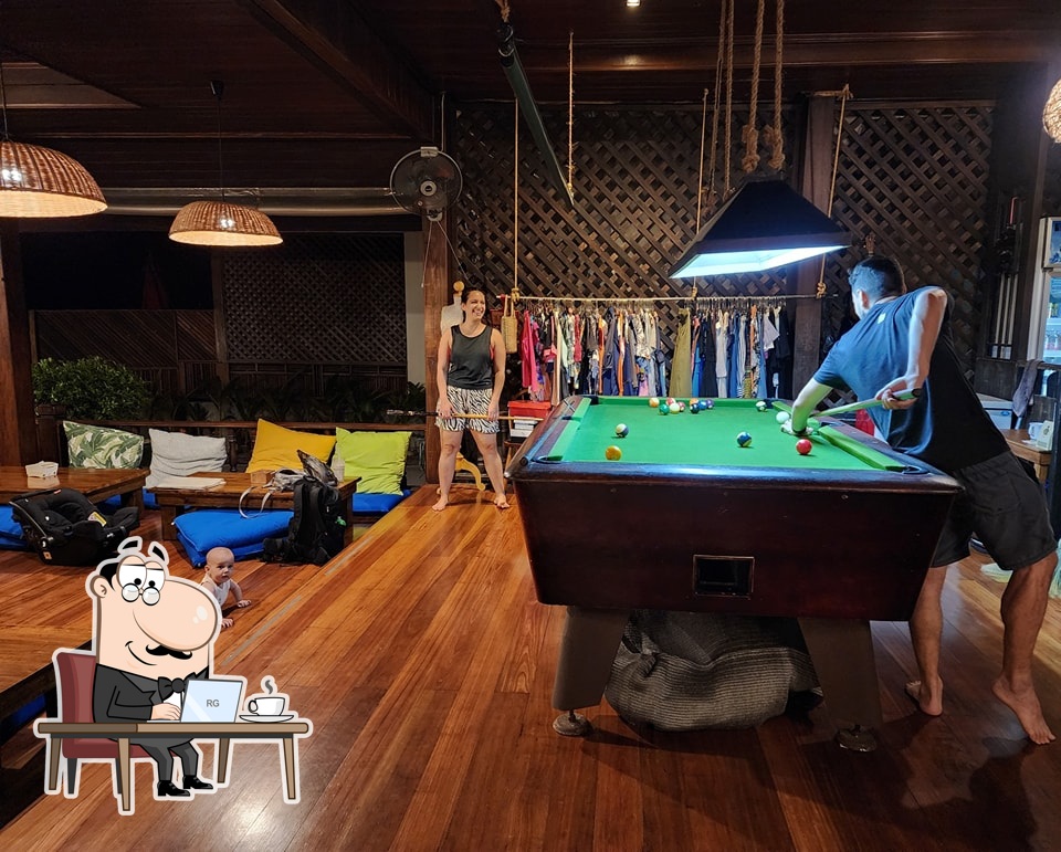 Интерьер "Salad Hut Restaurant".