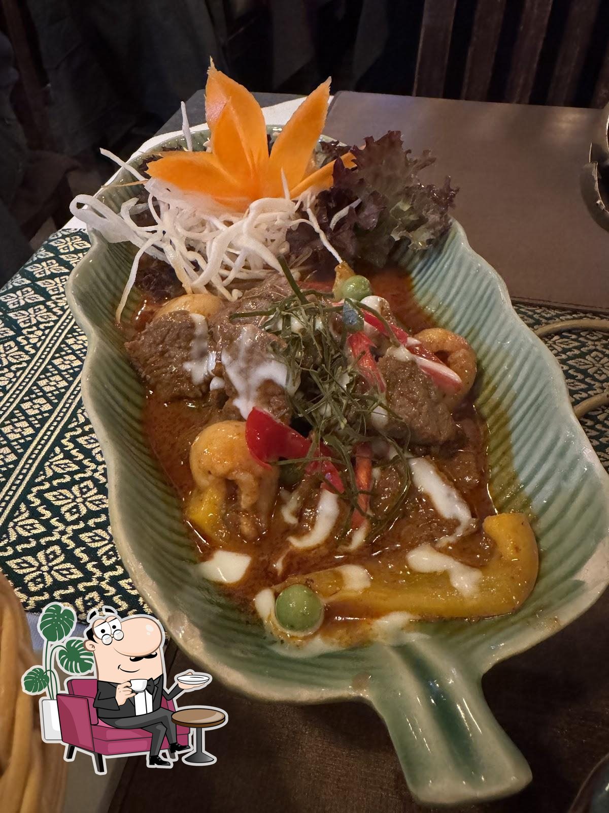 Посмотрите на внутренний интерьер "Rabiang Thai Restaurant".
