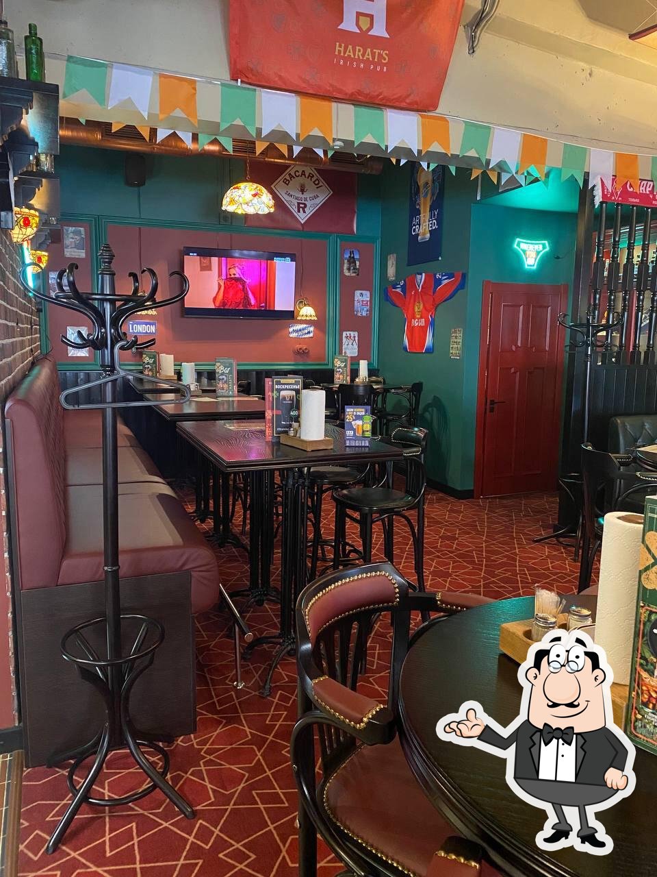 Забронируйте столик в "Harat's Irish Pub".