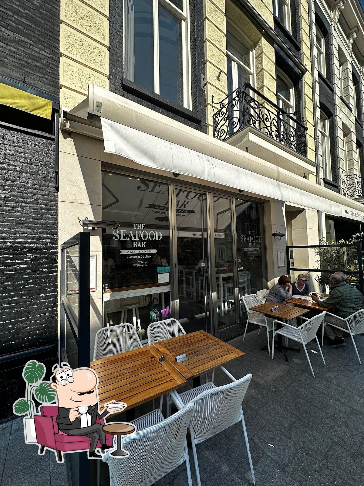 Посмотрите на внутренний интерьер "The Seafood Bar".