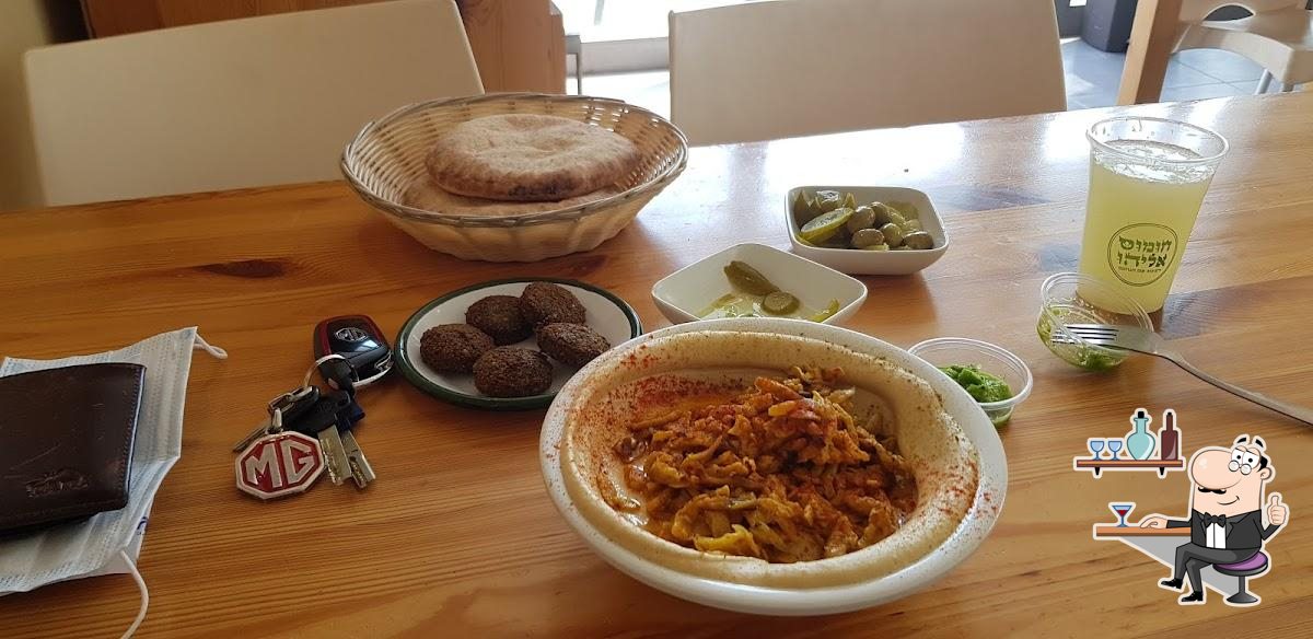 Посмотрите на внутренний интерьер "אל מסרי החומוס והפול".