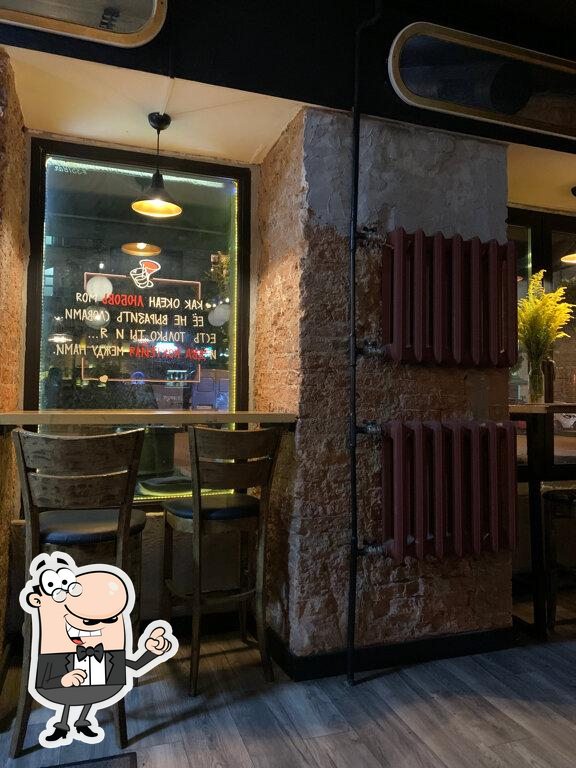 Посмотрите на внутренний интерьер "351 Bar".