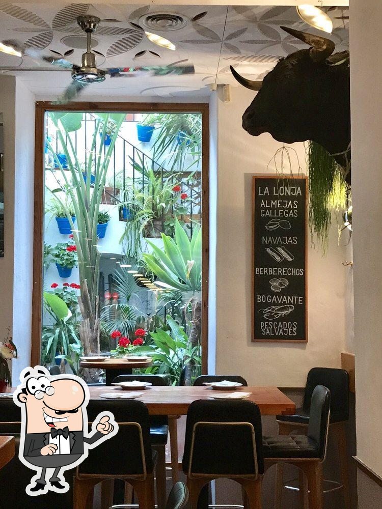Посмотрите на внутренний интерьер "Bar Cañete".