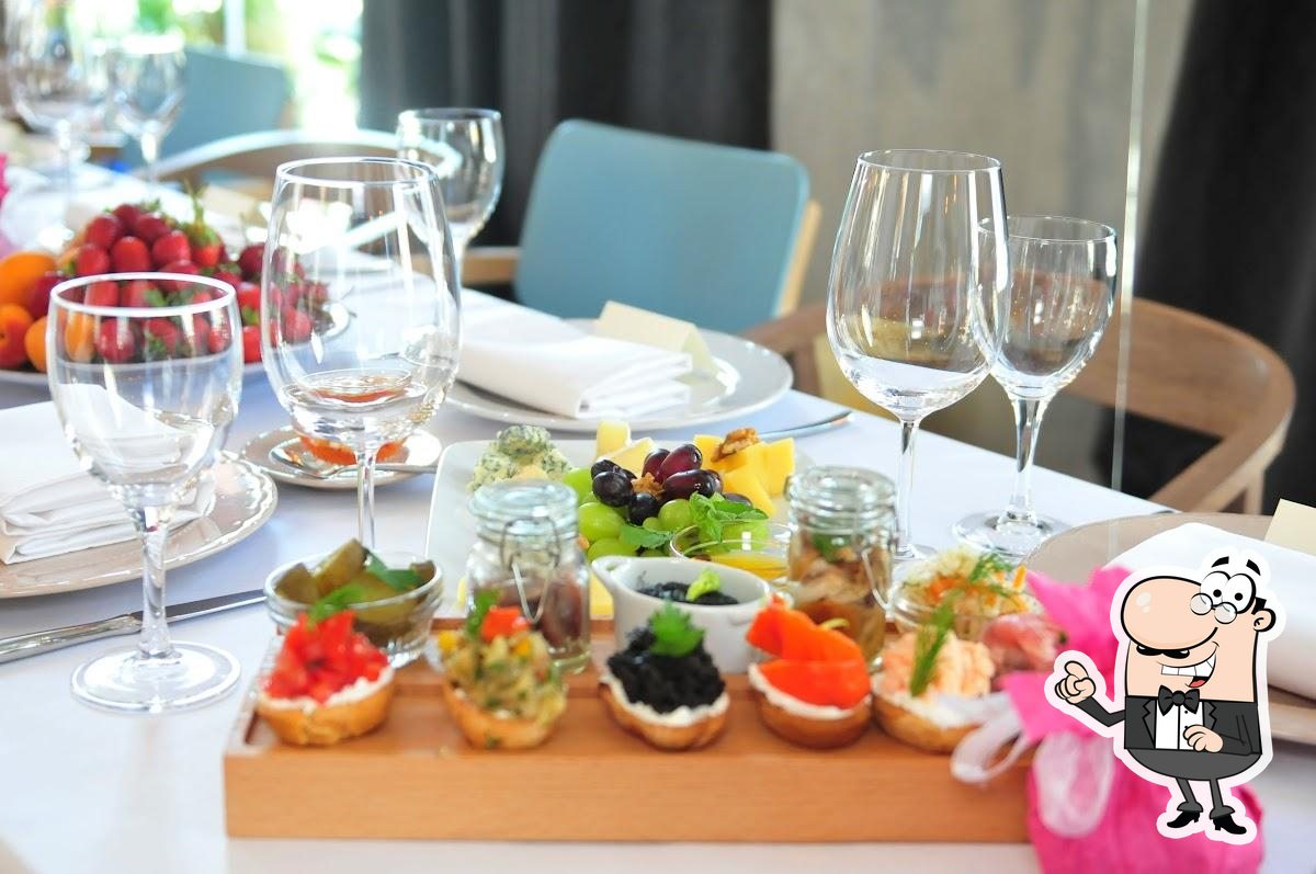Посмотрите на внутренний интерьер "Bon App Cafe".