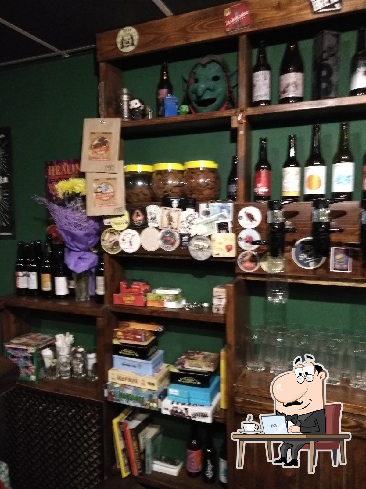 Забронируйте столик в "Goblin Bar".