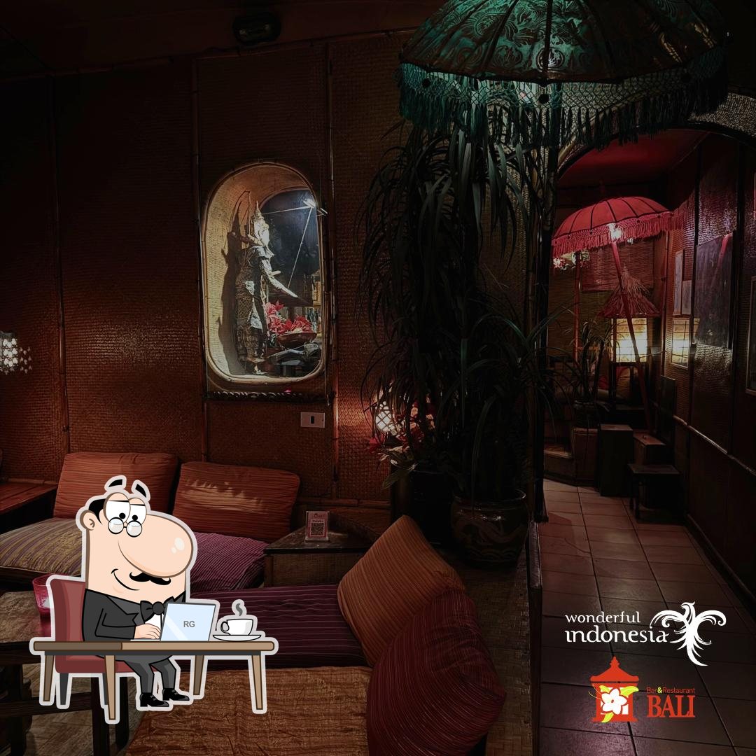 Посмотрите на внутренний интерьер "Bali Bar".