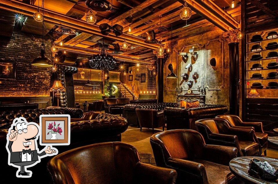 Забронируйте столик в "Tangiers Lounge".