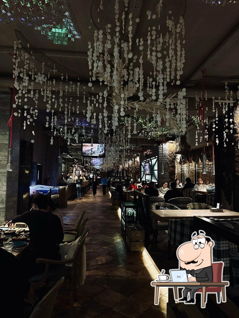 Посмотрите на внутренний интерьер "Тундра Grill & Bar".