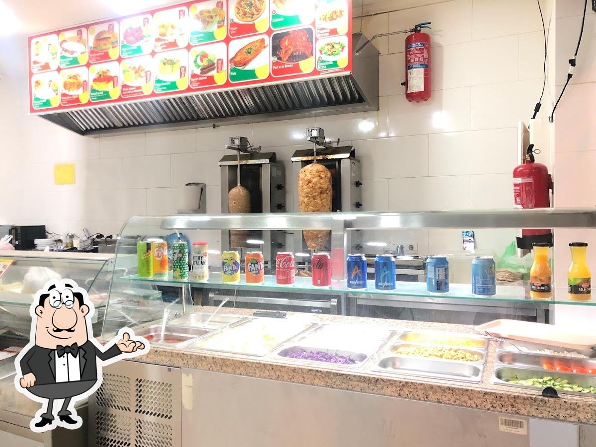 Посмотрите на внутренний интерьер "Cada Día Doner Kebab".