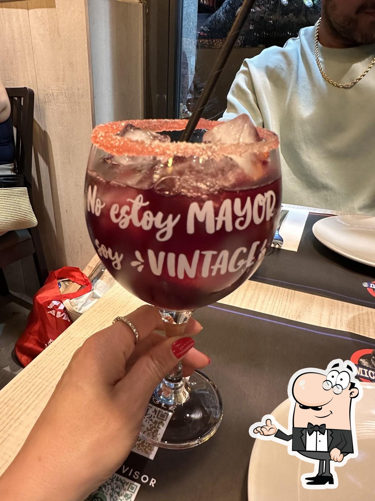 Забронируйте столик в "Micu Maku".