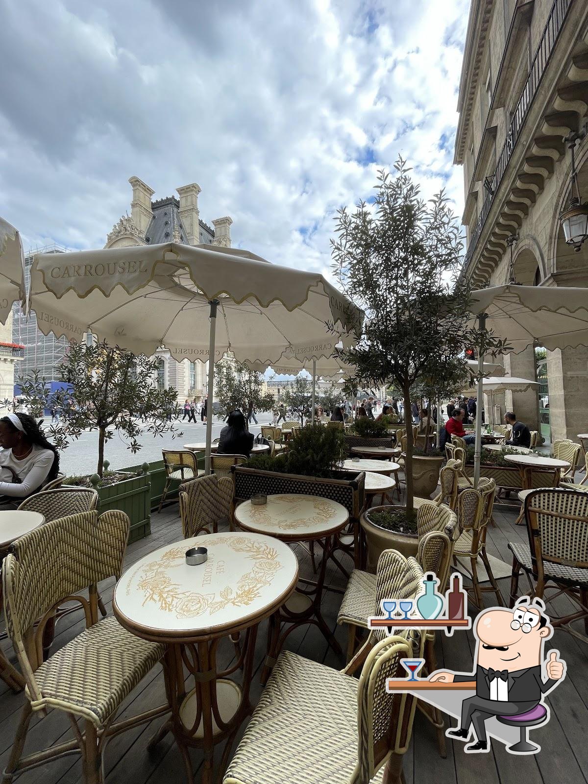 Интерьер "Café Carrousel".