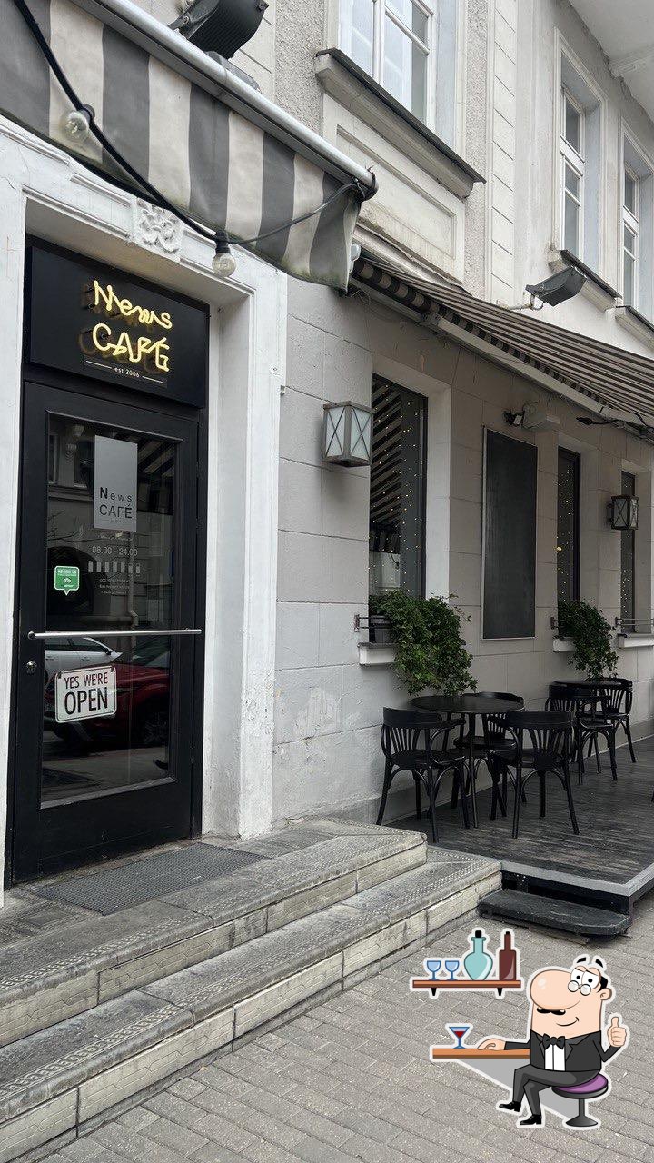 Посмотрите на внутренний интерьер "News Cafe".