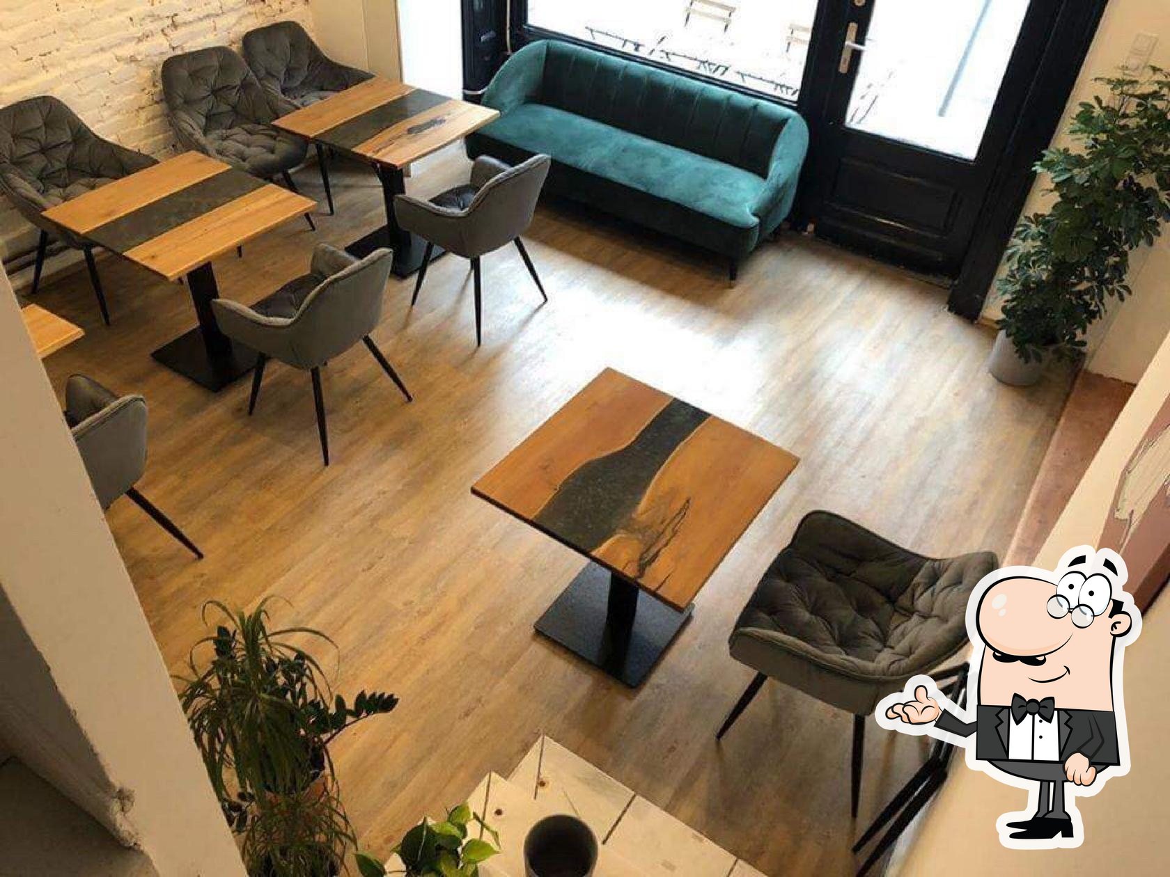 Забронируйте столик в "VINYL & WOOD - Get Lost in Wonderland".