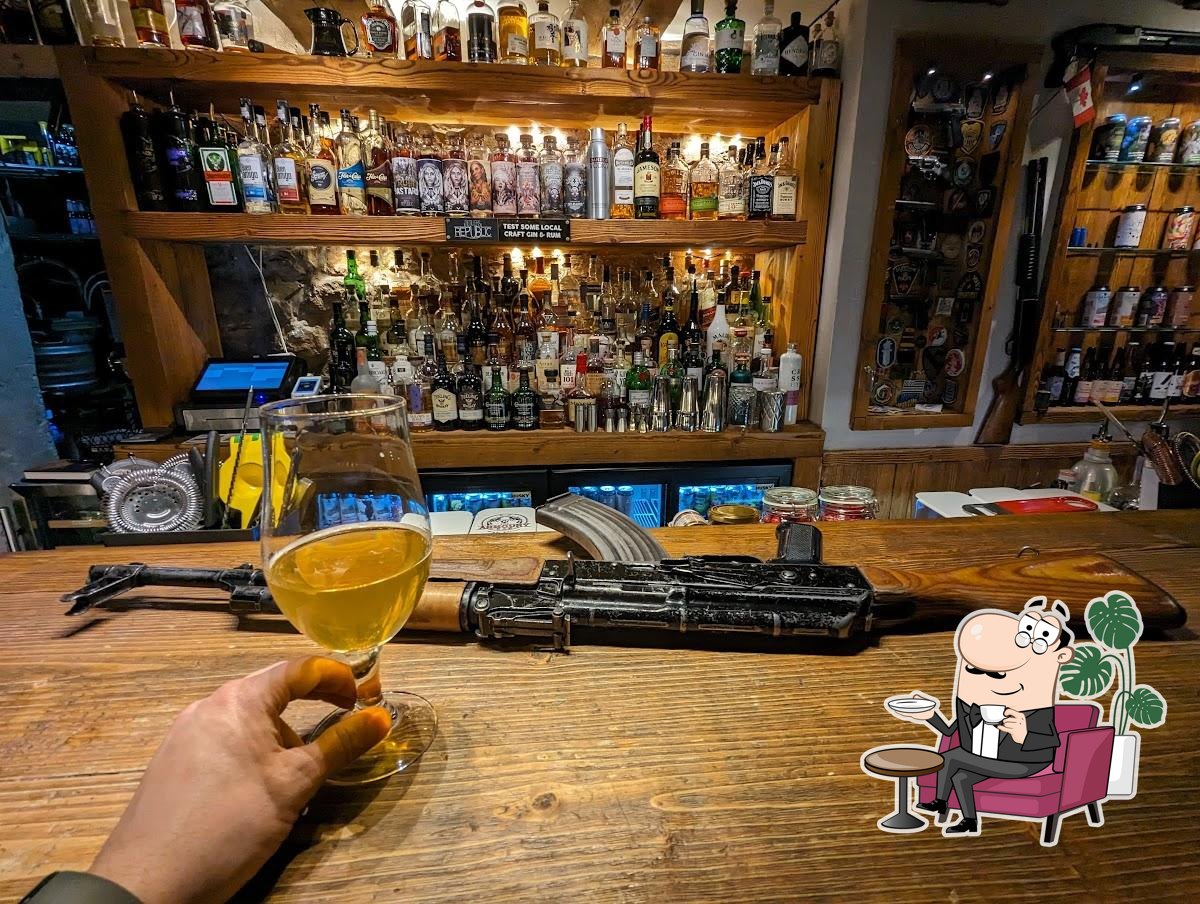 Посмотрите на внутренний интерьер "The Armoury Bar".