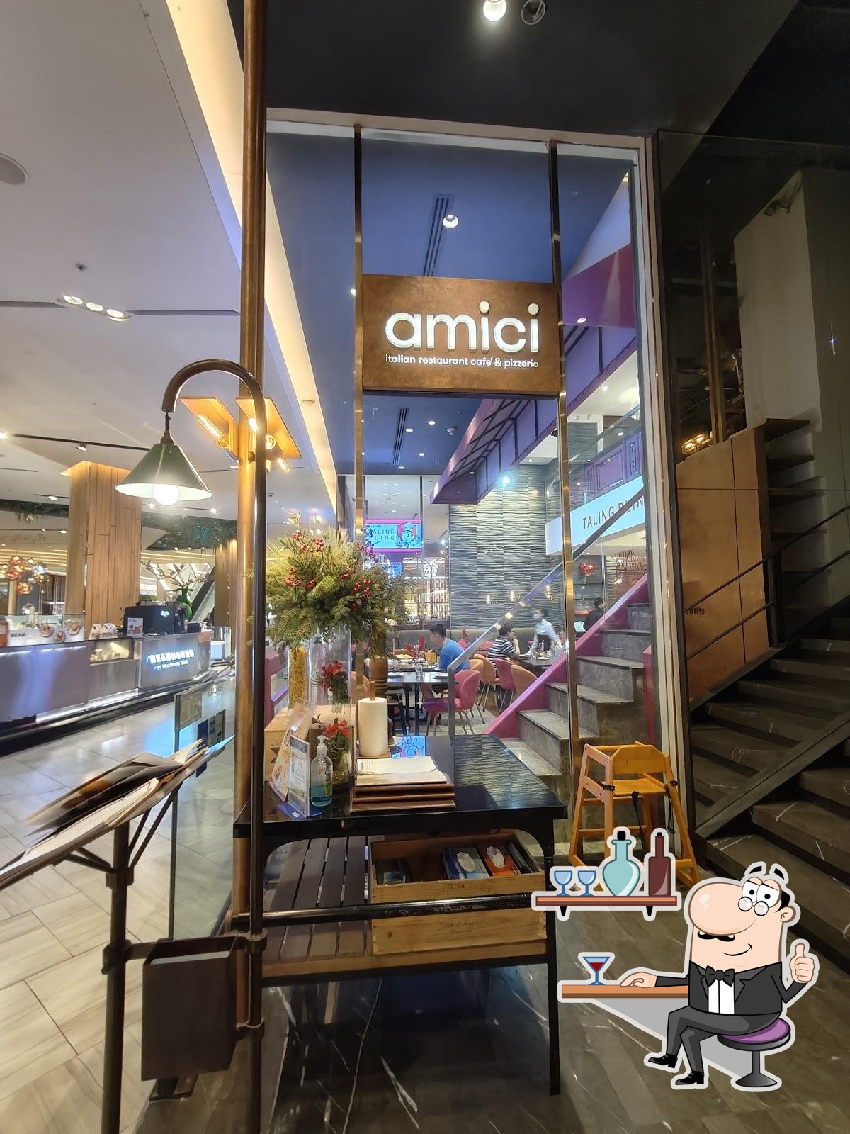 Посмотрите на внутренний интерьер "Amici Siam Paragon".
