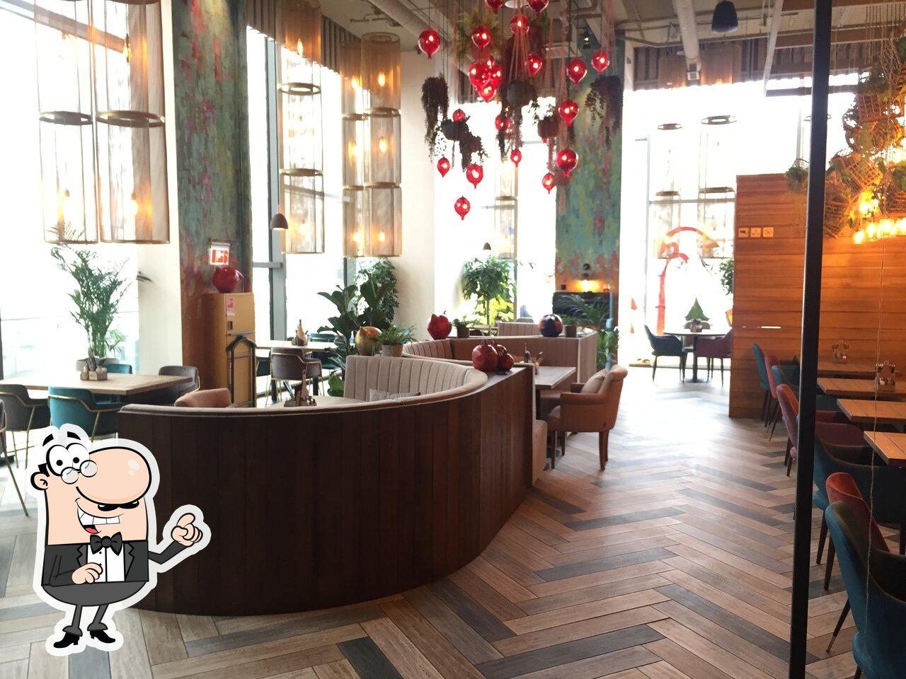 Посмотрите на внутренний интерьер "Osteria Mario".
