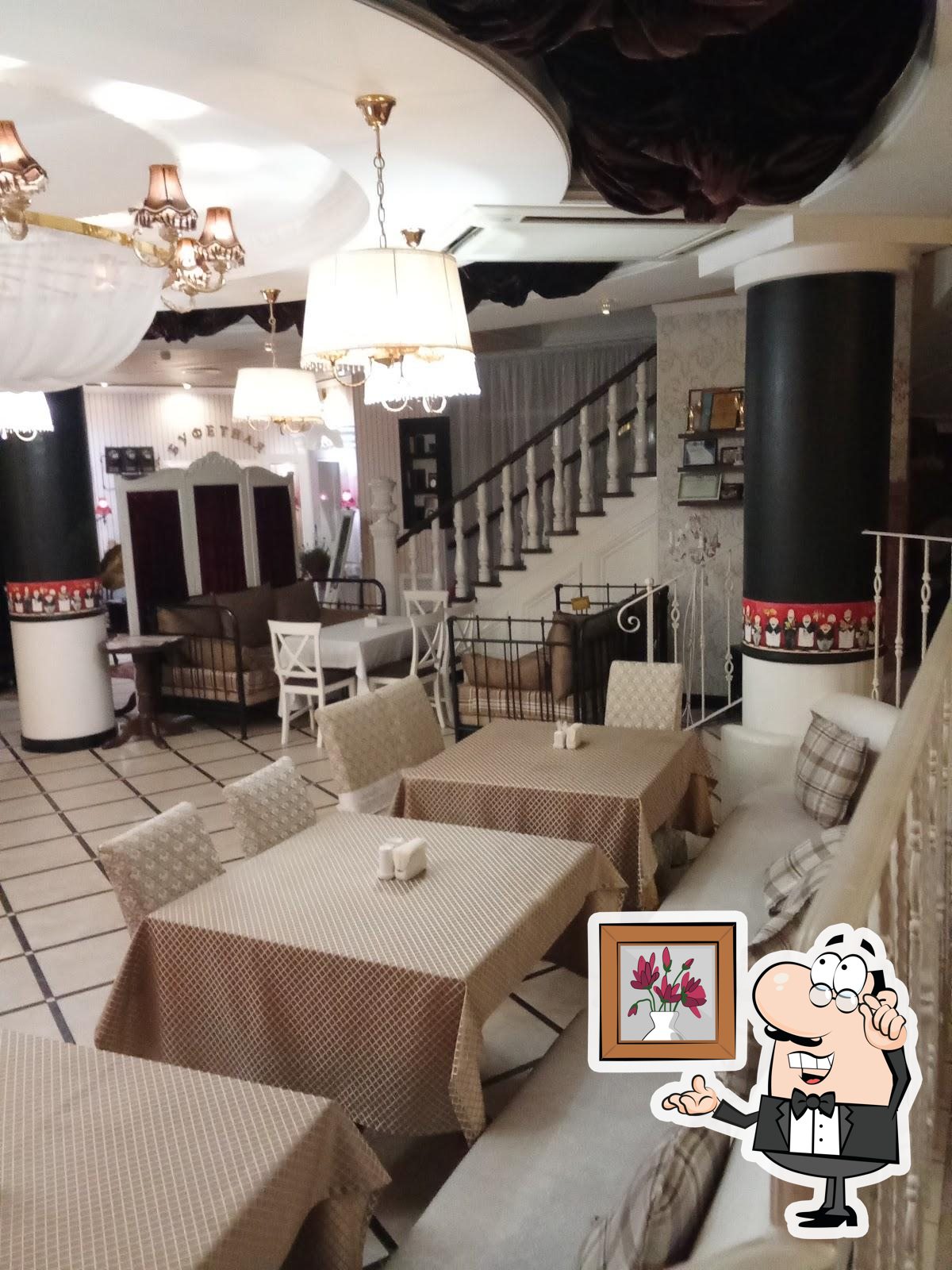 Забронируйте столик в "12 Стульев".