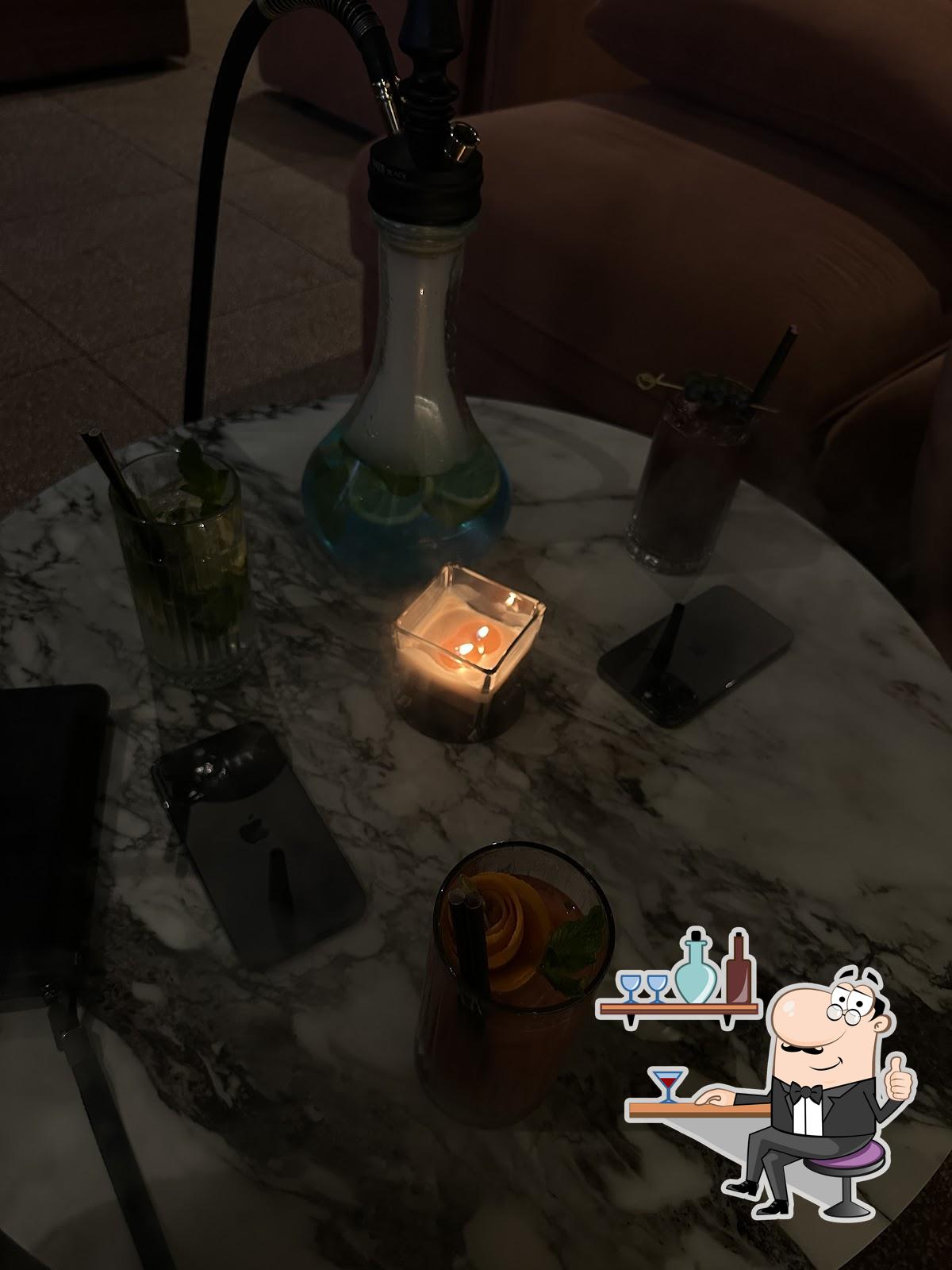 Забронируйте столик в "The Mars Lounge Bar".