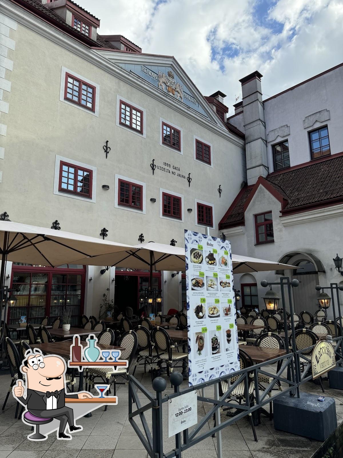 Посмотрите на внутренний интерьер "Salve Restaurant".