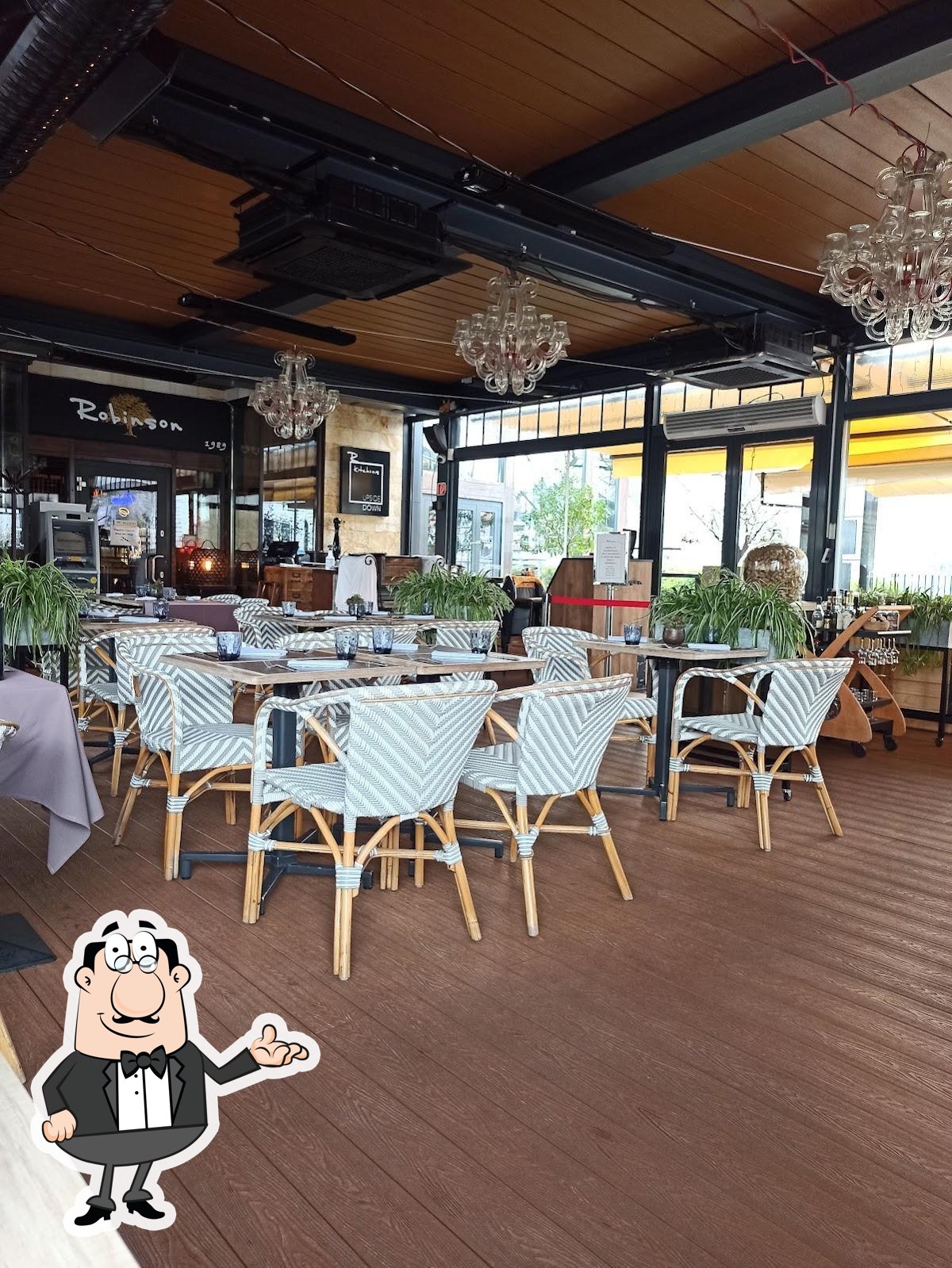 Посмотрите на внутренний интерьер "Robinson Restaurant".