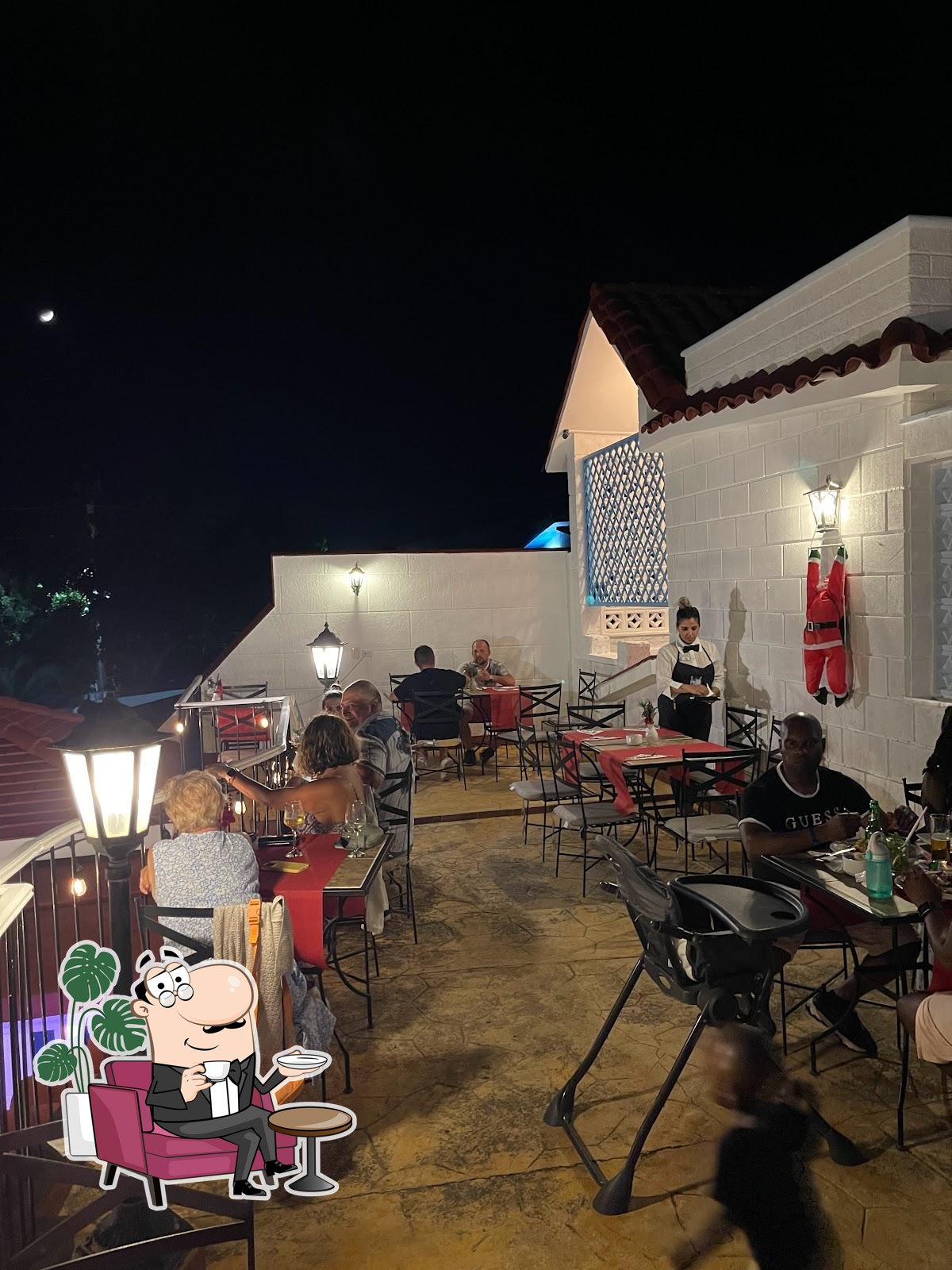 Забронируйте столик в "Waco's Club".
