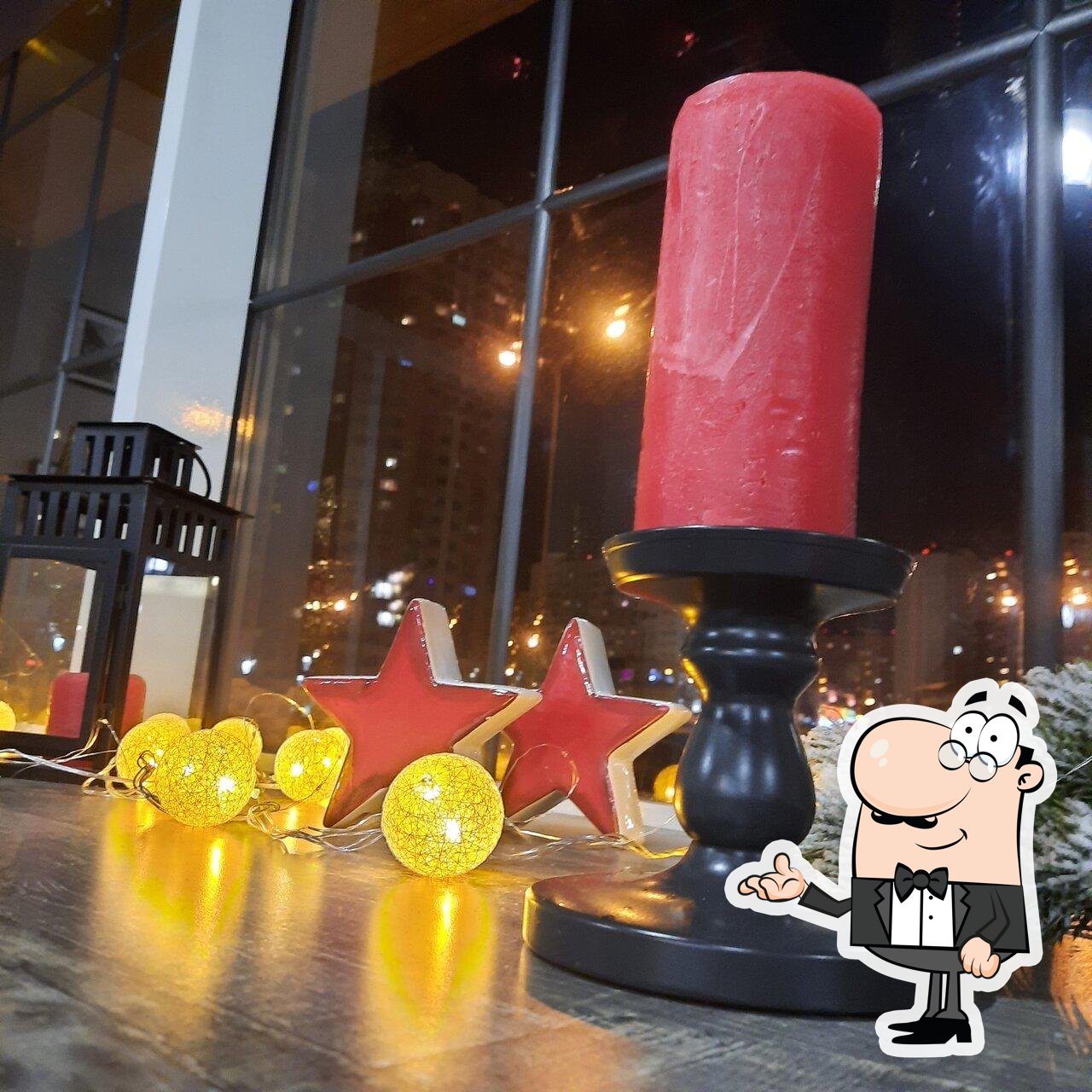 Забронируйте столик в "Мулен Руж".