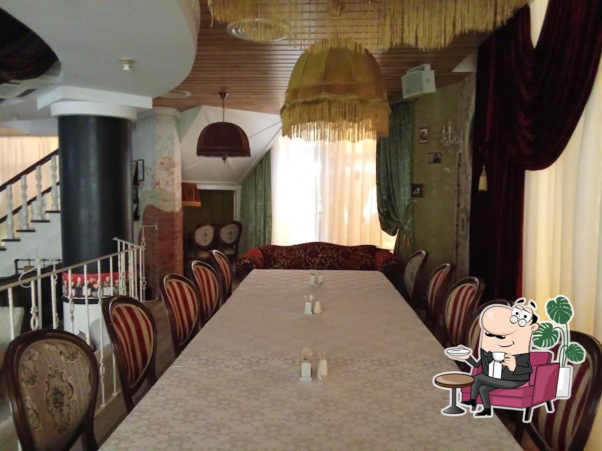 Забронируйте столик в "12 Стульев".