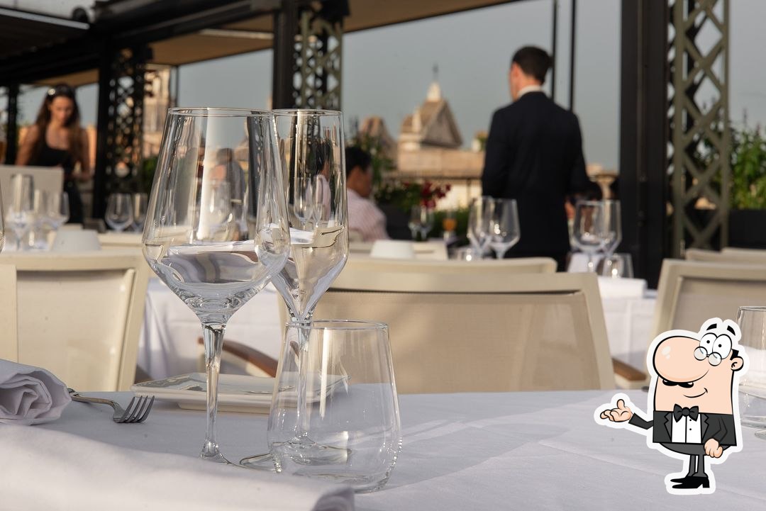 Посмотрите на внутренний интерьер "I Sofà Restaurant".