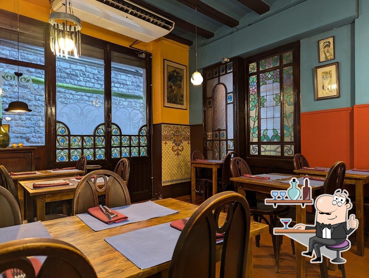Посмотрите на внутренний интерьер "Restaurant Petra".
