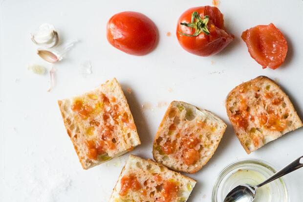 Хлеб с помидором по-каталонски